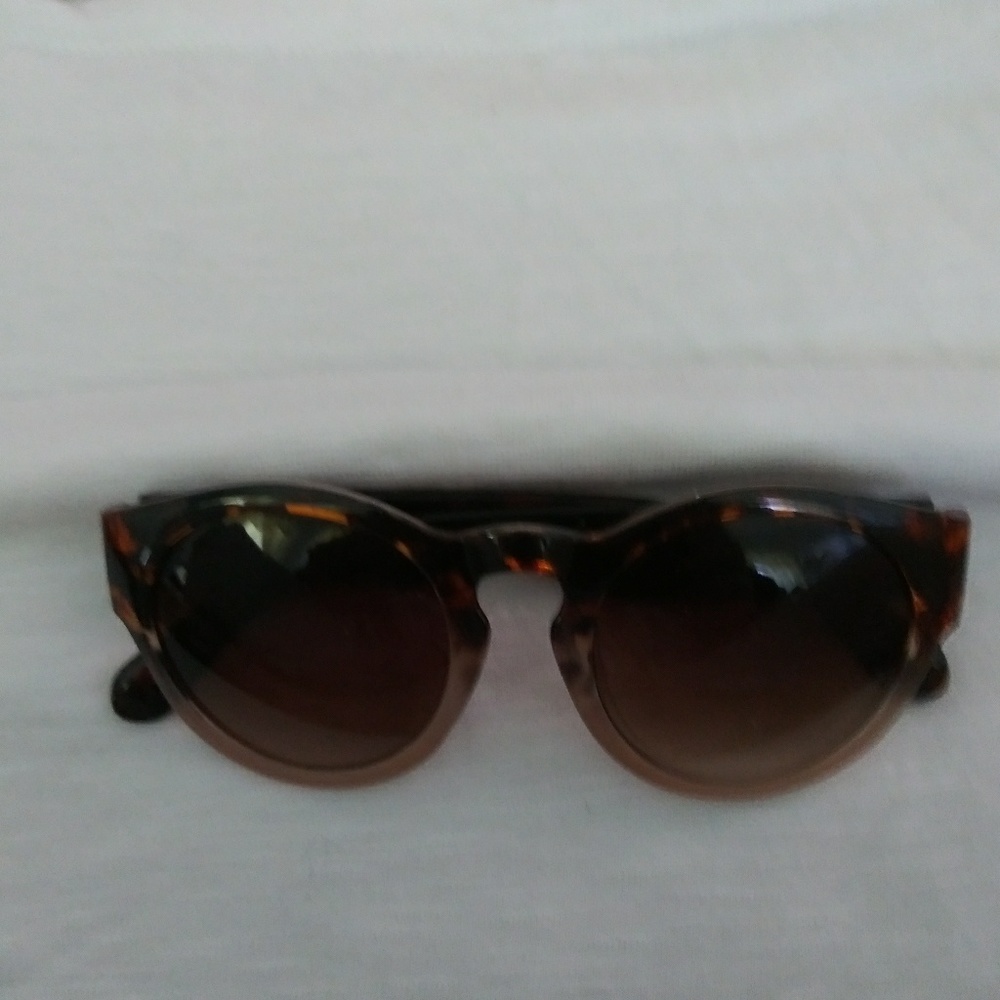 💜Cat eye style sunglasses. Ombre frames.